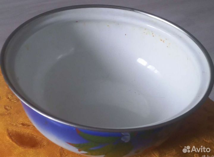 Эмалированная посуда (салатник и кастрюля)