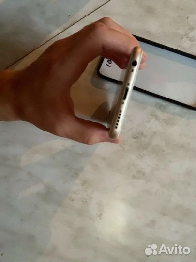 Телефон iPhone 6s