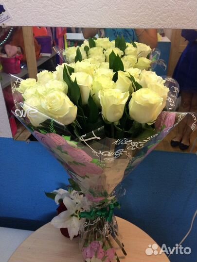 Розы белые с рускусом 19 шт