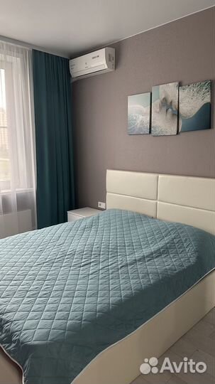 Шторы, покрывало и картина