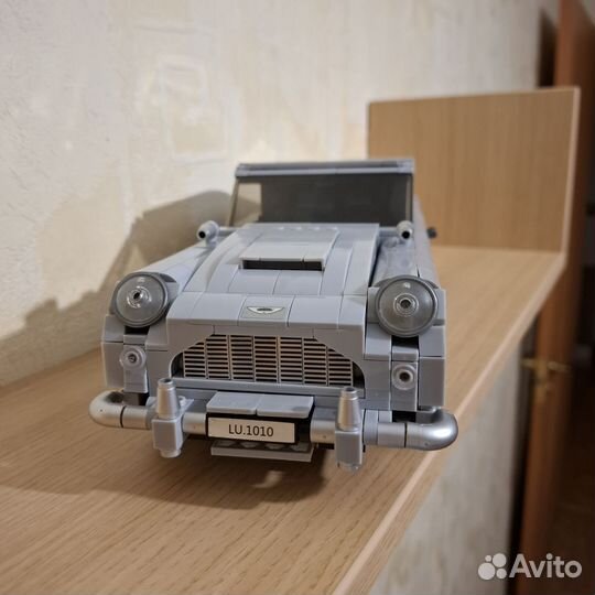 Модель автомобиля Aston Martin DB5