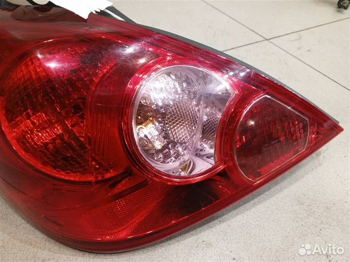 Фонарь задний наружный левый Nissan Tiida C11 200