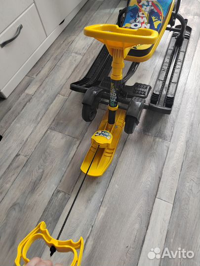 Детский снегокат с ручкой и колесами