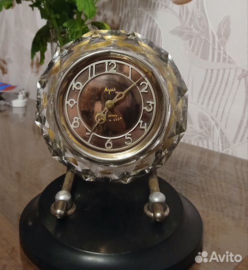 Часы настольные маяк в хрустальном корпусе