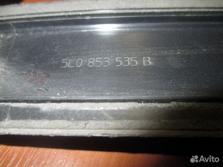 Молдинг двери левый задний Skoda Yeti 2009-2018