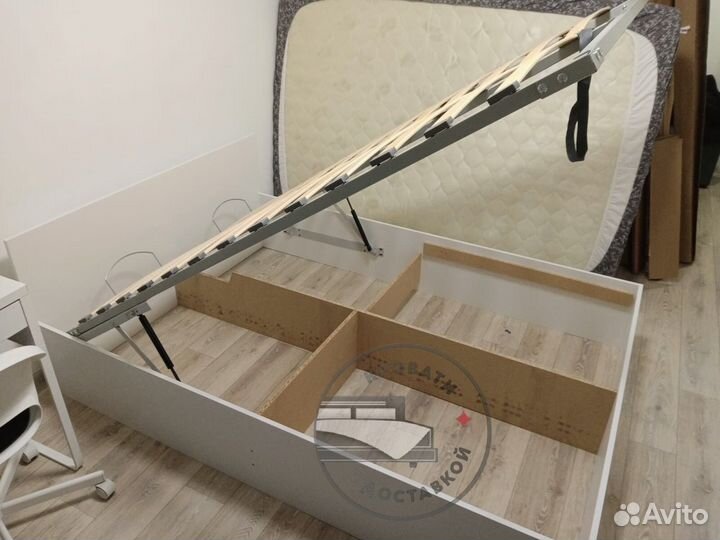 Кровать с подъемным механизмом