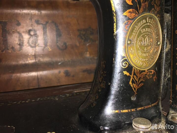 Старинная швейная машинка 