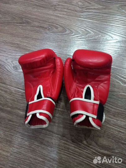 Боксерские перчатки, шлем и накладки