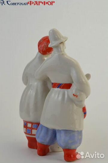 Статуэтка фарфоровая