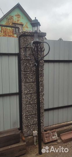 Фонарный столб с элементами холодной ковки