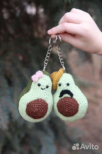 Авокадо, вязаный брелок