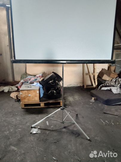 Полотно на триноге складное для проектора