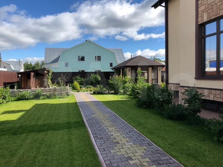 Коттедж 300 м² на участке 10 сот.