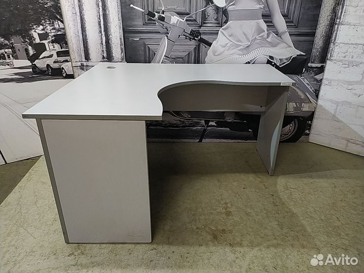 Стол эргономичный б/у 140х120х75 левый (кромка сер