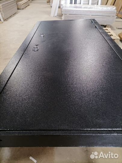 Двери металлические с небольшими дефектами