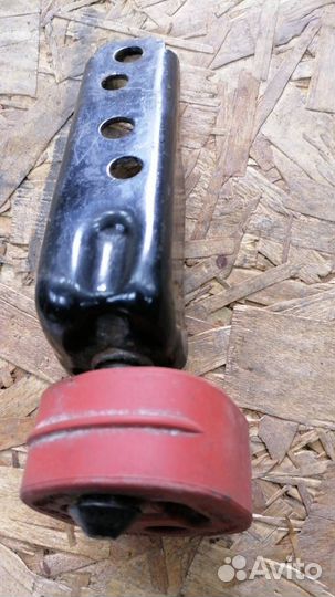 Кронштейн глушителя Volkswagen Passat B6 2006