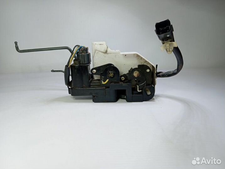 Замок двери передний левый Hyundai Getz XJ30