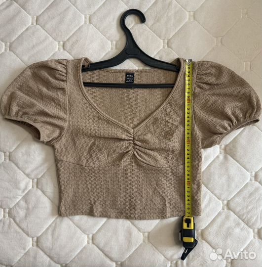 Короткий топ со сборкой и пышным рукавом