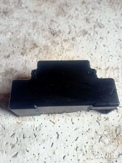 Крышка блока предохранителей Opel Astra H 13129783