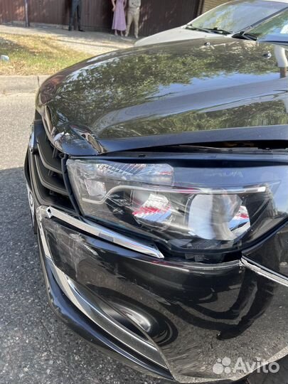 Капот на весту