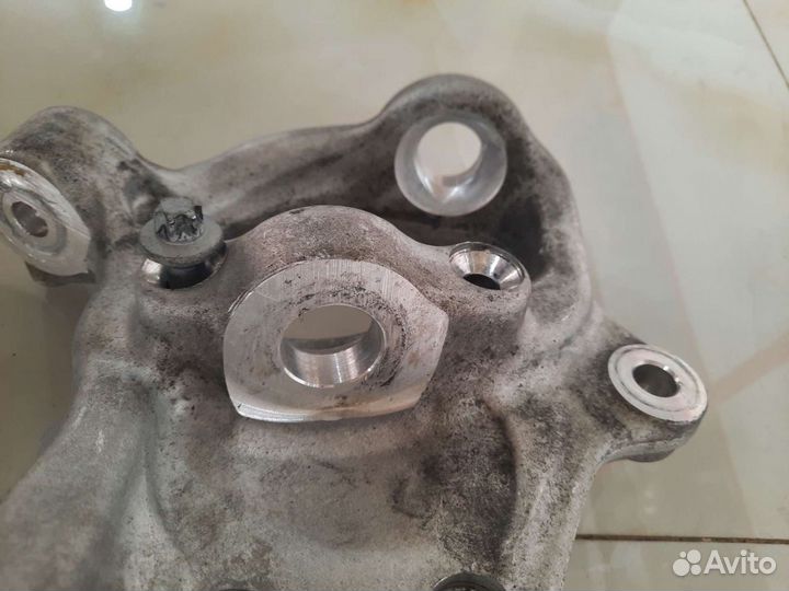 Передний поворотный кулак А2133324700