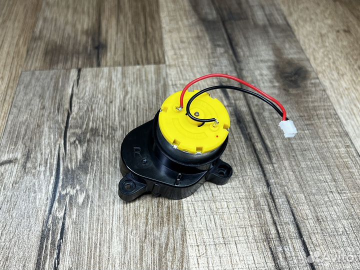 Мотор боковой щетки правый (R) 360 Robot C50