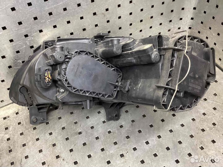 Фара правая Volkswagen Touran