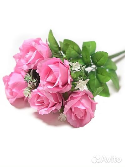 Искусственные цветы на кладбище