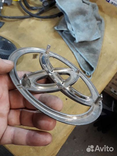 Рав4 15-19 Эмблема передняя Дефект Camry 2011-14