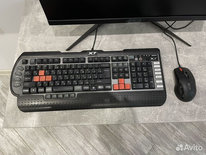 Игровая клавиатура и мышь