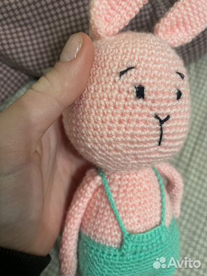 Вязанные игрушки ручной работы зайка
