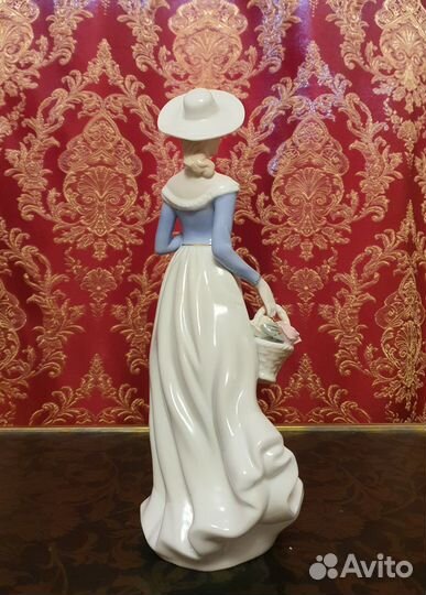 Статуэтки фарфоровые дамы