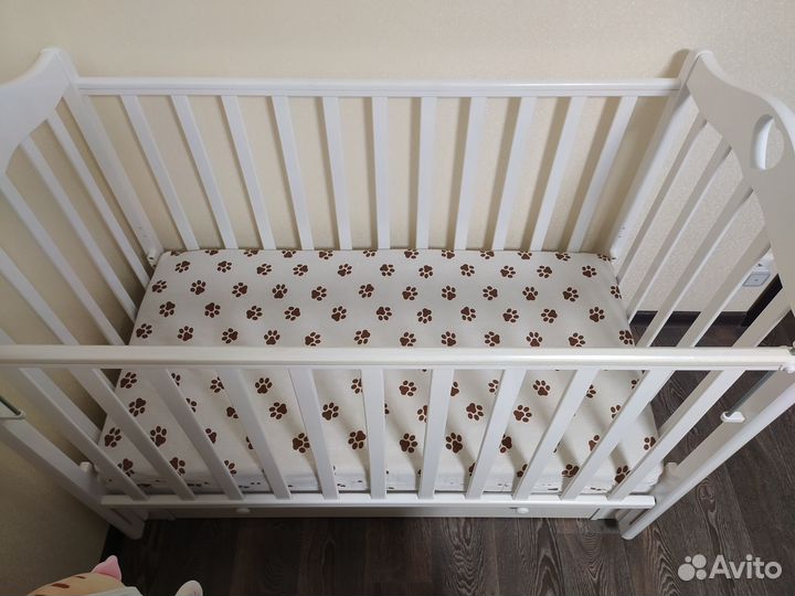 Детская кроватка с маятником и ящиком