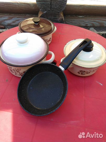Сковорода, и набор кастрюль