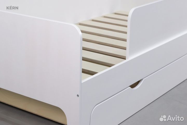 Детская кровать бортиком и ящиком