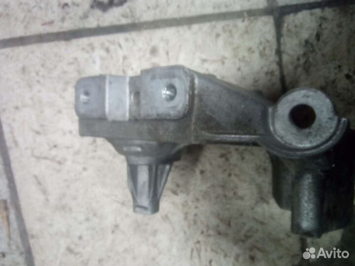 Кронштейн опоры двс VW Golf IV, Octavia a4