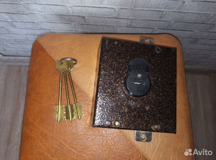 Замок дверной накладной б/у