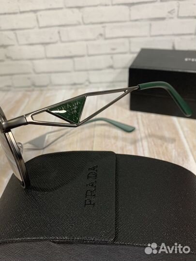 Солнцезащитные очки Prada