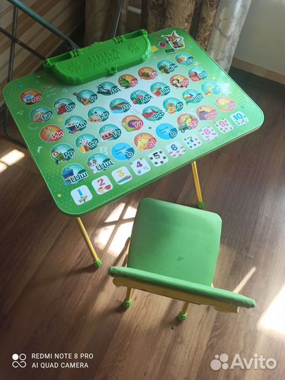 Детский письменный стол и стул