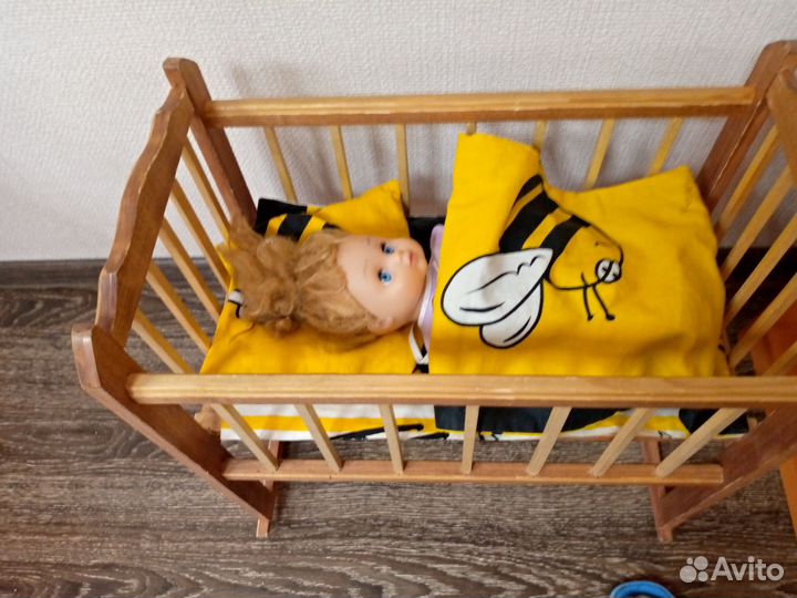 Кровать с куклой