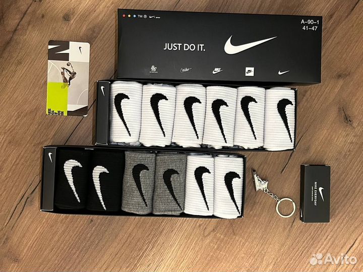 Набор носков в коробке с брелком