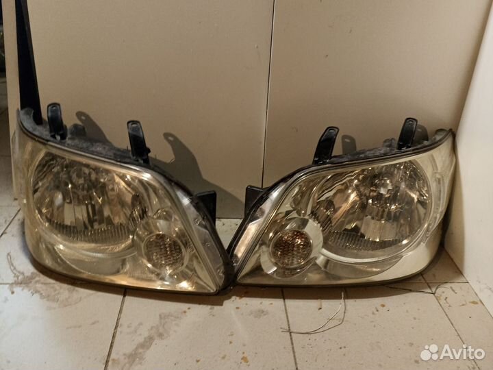 Фары Toyota Noah R60