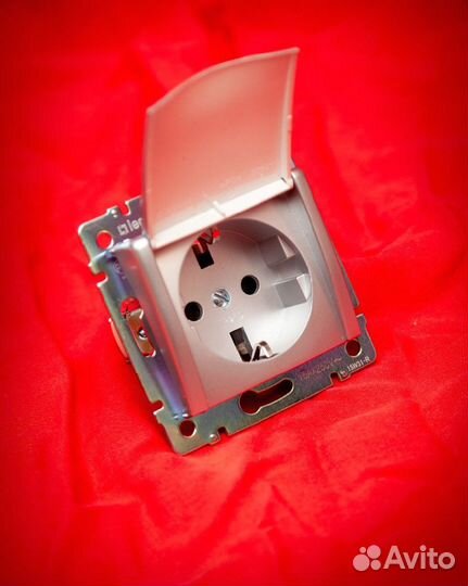 Розетка Valena Белая 1-ая с/з с крышкой со шт