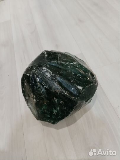 Царский стеклянный зелёный камень