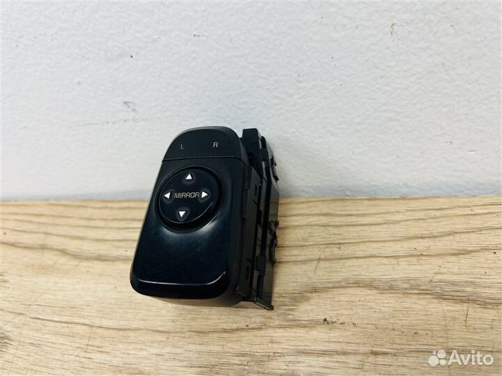 Кнопки регулировки зеркал передние левые Kia Rio 4