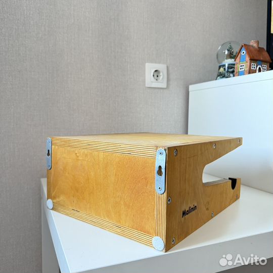 Деревянная полка для велосипеда