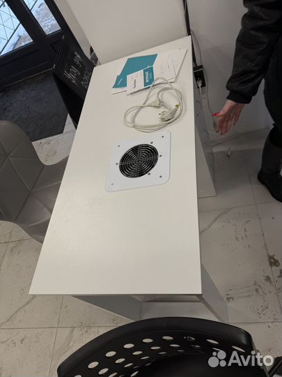 Маникюрный стол с вытяжкой