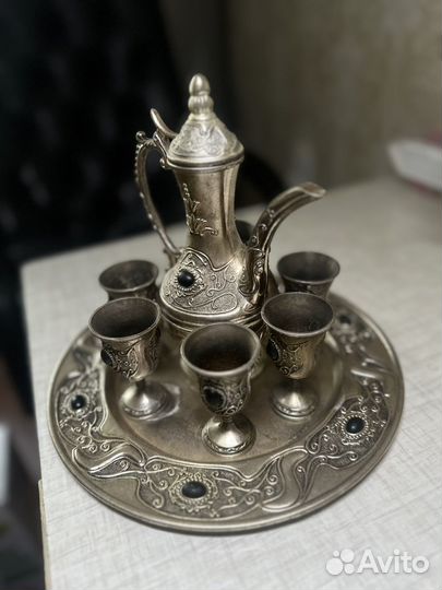 Набор рюмок на подносе с графином