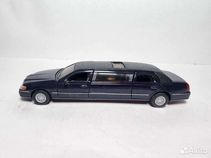 Lincoln Town Car Kinsmart 1:43