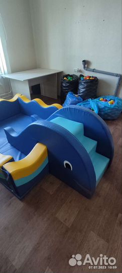 Сухой большой бассейн с шариками и горкой-ступенью